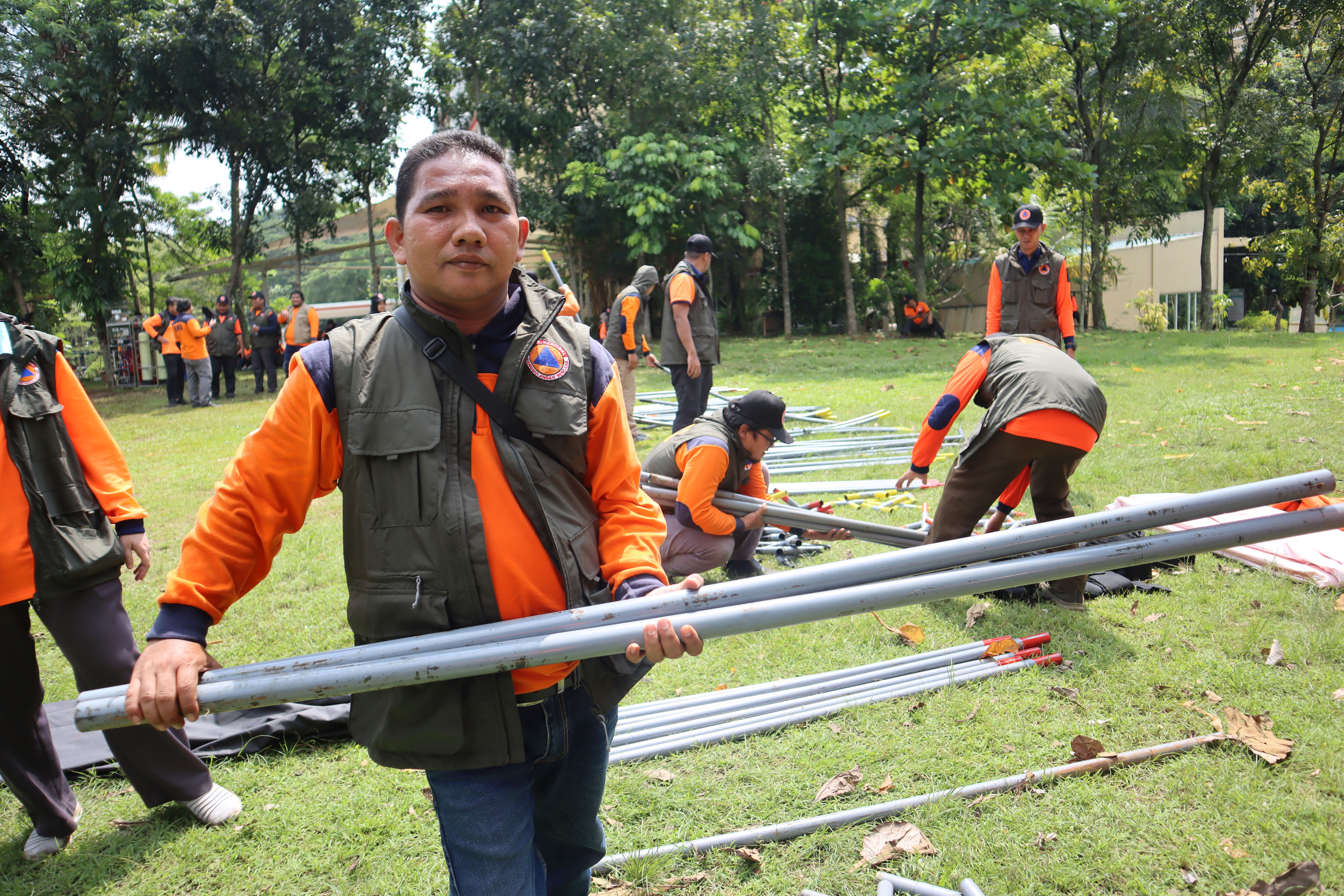 Para peserta terdiri dari 17 perwakilan BPBD Provinsi yang menerima materi dan praktek pendirian tenda (7/6).